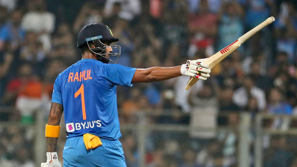 লোকেশ রাহুল — ওয়েস্ট ইন্ডিজের বিরুদ্ধে যেখানে শেষ করেছিলেন, শ্রীলঙ্কার বিরুদ্ধে ঠিক সেখান থেকেই শুরু করেন লোকেশ রাহুল। ক্যারিবিয়ানদের বিরুদ্ধে মারমুখী ব্যাটিং করেছিলেন তিনি। শ্রীলঙ্কার বিরুদ্ধে দ্বিতীয় টি টোয়েন্টিতে শুরু থেকেই ঝড়ের গতিতে রান তোলেন তিনি। ছন্দে থাকা লোকেশ রাহুল তৃতীয় টি টোয়েন্টি ম্যাচে শুরু থেকেই যে আগ্রাসী মেজাজে ব্যাটিং করবেন, এ কথা আগেই বলে দেওয়া যায়।