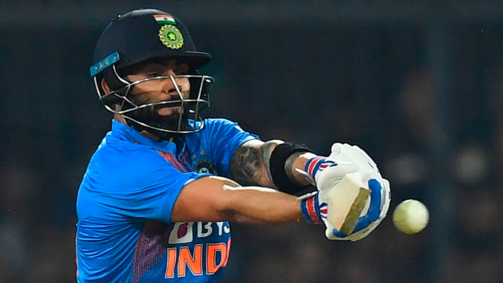 বিরাট কোহালি—ওয়েস্ট ইন্ডিজের বিরুদ্ধে মারমুখী ব্যাটিং করেছিলেন ভারত অধিনায়ক। ইনদওরের দ্বিতীয় টি টোয়েন্টি ম্যাচে হঠাৎই গিয়ার বদলে ফেলেন কোহালি। তাঁকে ঝামেলায় ফেলতে পারেননি দ্বীপরাষ্ট্রের কোনও বোলারই। সিরিজের শেষ টি টোয়েন্টি ম্যাচে কোহালির ব্যাটের দিকে তাকিয়ে থাকবেন দর্শকরা।