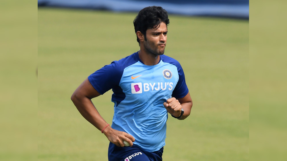 শিবম দুবে — দিনকয়েক আগেই তিনি জানিয়ে দিয়েছেন হার্দিক পাণ্ড্য তাঁর প্রতিদ্বন্দ্বী নন। নিজের খেলায় উন্নতি ঘটাতে চান তিনি। দ্বিতীয় টি টোয়েন্টি ম্যাচে কিছু করে দেখানোর সুযোগ পাননি দুবে। তৃতীয় টি টোয়েন্টিতে তরুণ প্রতিভার দিকে নজর থাকবে সবার।