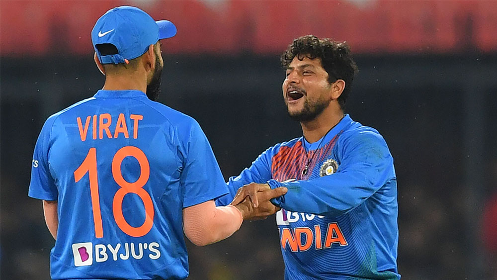 কুলদীপ যাদব— দ্বিতীয় টি টোয়েন্টিতে বোলারদের দাপটে শ্রীলঙ্কার ব্যাটসম্যানরা বড় রান তুলতে পারেননি স্কোর বোর্ডে। কুলদীপ দু’টি উইকেট নেন। কিন্তু অনেক রান দিয়ে ফেলেন। তৃতীয় টি টোয়েন্টিতে কুলদীপের পরিবর্তে কি যুজবেন্দ্র চহালকে দেখা যাবে? সেই সম্ভাবনা খুবই কম। মনে করা হচ্ছে উইনিং কম্বিনেশন ভাঙবেন না কোহালি।