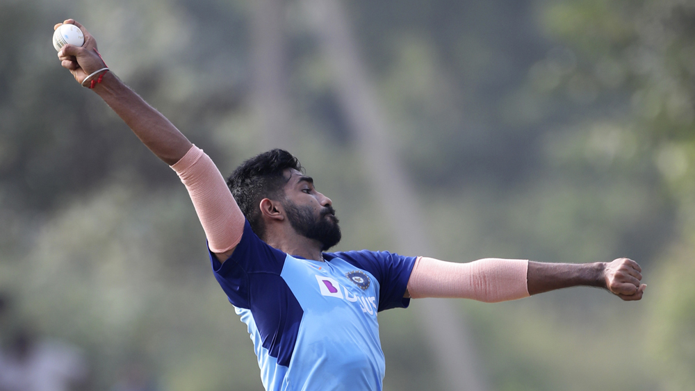 যশপ্রীত বুমরা—প্রত্যাবর্তনে বুমরা একটি উইকেট নেন। কখনও স্লোয়ার, কখনও গতির হের ফের ঘটিয়ে শ্রীলঙ্কার ব্যাটসম্যানদের বিভ্রান্ত করেছিলেন। কিন্তু ইনিসের শেষ ওভারটা মোটেও বুমরা-সুলভ হয়নি। অবশ্য বিশেষজ্ঞরা বলছেন, যত খেলবেন ততই খুলবে তাঁর বোলিং। সিরিজের শেষ ম্যাচে বুমরা  বল হাতে আগুন ধরান, এমনটাই চান ক্রিকেটভক্তরা।