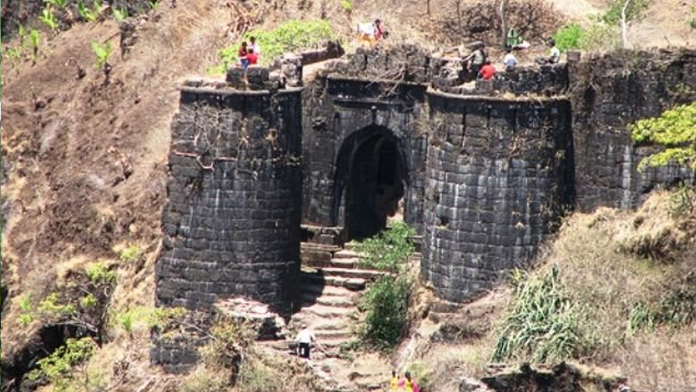 এই কেল্লা পশ্চিমঘাট বা সহ্যাদ্রি পর্বতমালার দুর্গমতম ‘ভুলেশ্বর’ চড়াইয়ে অবস্থিত। সমুদ্রপৃষ্ঠ থেকে ১৩১২ মিটার উচ্চতায় এই দুর্গ সুরক্ষিত অস্ত্রভাণ্ডার এবং শত্রুদের উপর নজর রাখার জন্য আদর্শ। ফলে যুগে যুগে বিভিন্ন শাসক বংশ একে নিজেদের অধিকারে রাখতে চেয়েছে।