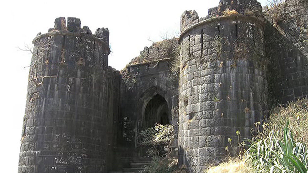 কিন্তু মরাঠা সাম্রাজ্যের অধীশ্বর মেনে নিতে পারেননি কোন্ডন দুর্গের হাতাছাড়া হয়ে যাওয়া। কিন্তু এই দুর্গ জয় ছিল দুঃসাধ্য। খাড়াই পাহাড়ের ঢাল নিজেই ছিল দুর্গের প্রাকৃতিক রক্ষক। প্রবেশের জন্য ছিল মাত্র দু’টি দ্বার, ‘কল্যাণ দরওয়াজা’ এবং ‘পুণে দরওয়াজা’।