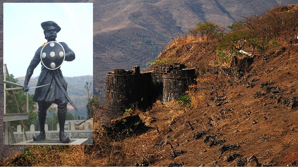 বাহিনীকে দু’ভাগে ভাগ করে দিয়েছিলেন তানাজি। এক দল পিছনে একটু দূরত্ব রেখে এগোয়। তাদের বলা হয়েছিল প্রয়োজনে তারা দুর্গের কাছে আসবে। অন্য দল দ্রুত পৌঁছে যায় দুর্গের নীচে। পাহাড়ের অন্ধকারের সঙ্গে সৈন্যরা প্রায় মিশে যায়।