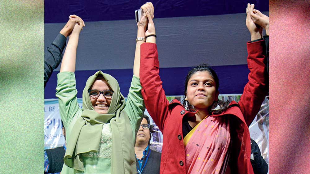 একজোট: আয়েশা রেনা (বাঁ দিকে) এবং দেবস্মিতা চৌধুরী। শুক্রবার জ়াকারিয়া স্ট্রিটের প্রতিবাদ মঞ্চে। ছবি: দেবস্মিতা ভট্টাচার্য।