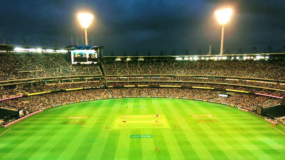 বর্তমানে বিশ্বের সবচেয়ে বড় ক্রিকেট স্টেডিয়াম অস্ট্রেলিয়ার মেলবোর্ন ক্রিকেট স্টে়ডিয়াম। এই স্টে়ডিয়ামে এক লাখেরও বেশি দর্শক খেলা দেখতে পারেন। আর মাঠের আকার দৈর্ঘ্যে ১৭১ মিটার এবং প্রস্থে ১৪৬ মিটার।