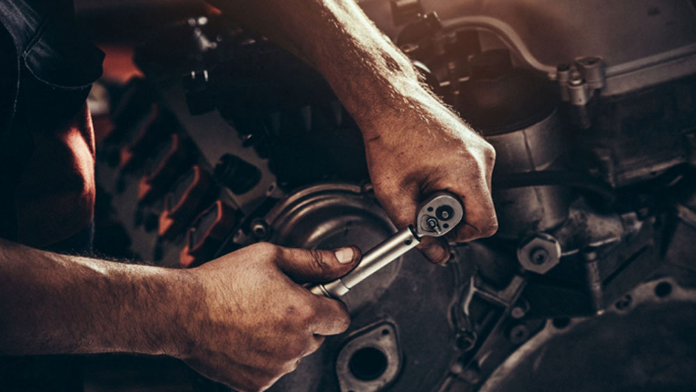 টায়ার সারানোর পাশাপাশি তিনি জীবনও বাঁচান। এতদিনে প্রায় এক হাজার ১৮০টি প্রাণ বাঁচিয়েছেন তিনি। কী ভাবে?