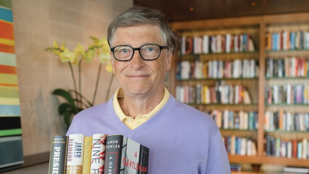 মাইক্রোসফ্টের সহ প্রতিষ্ঠাতা বিল গেটস দশ বছর আগে ছিলেন বিশ্বের ধনীতম ব্যক্তি। মোট সম্পত্তির পরিমাণ ছিল পাঁচ হাজার তিনশো কোটি ডলার। দশ বছর পরে তাঁর সম্পত্তি বেড়েছে অনেকটাই। ১০ হাজার ৮০০ বিলিয়ন ডলারের মালিক গেটস এখন বিশ্বের তৃতীয় ধনী ব্যক্তি।