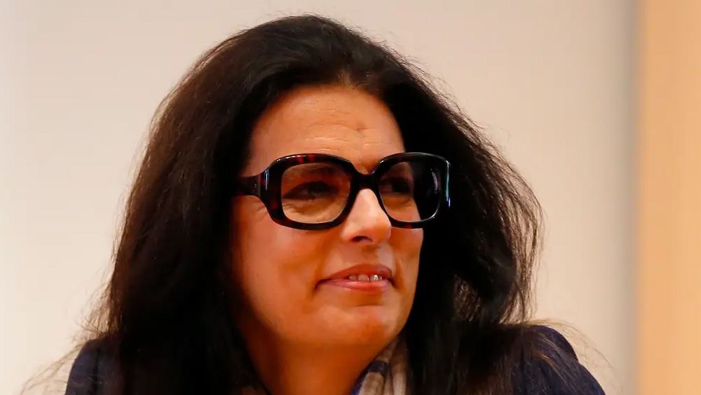 ২০১০ সালে বিশ্ব-ধনকুবেরদের তালিকায় কোথাও ছিলেন না ফ্রাঁসোয়া বেত্তঁকুর মেয়ার্স। কিন্তু এখন তিনি বিশ্বের ধনীতম মহিলা এবং চতুর্দশতম ধনকুবের শিল্পপতি। ২০১৭ সালে তাঁর মায়ের মৃ্ত্যুর ফলে ছবিটা পাল্টে যায়। ব্যবসার ৩৩ শতাংশ স্টেক পেয়ে ফ্রাঁসোয়া এখন লোরিয়াল-কর্ণধার। তাঁর ব্র্যান্ডেড প্রসাধনী সামগ্রীর বিপুল বাজারের জোরে ফ্রাঁসোয়া গত আর্থিক বর্ষে চার হাজার ৯৩০ কোটি ডলারের মালকিন। দশ বছর আগে যে পরিমাণ ছিল চার হাজার ২২০ কোটি ডলার। (ছবি: ফেসবুক)