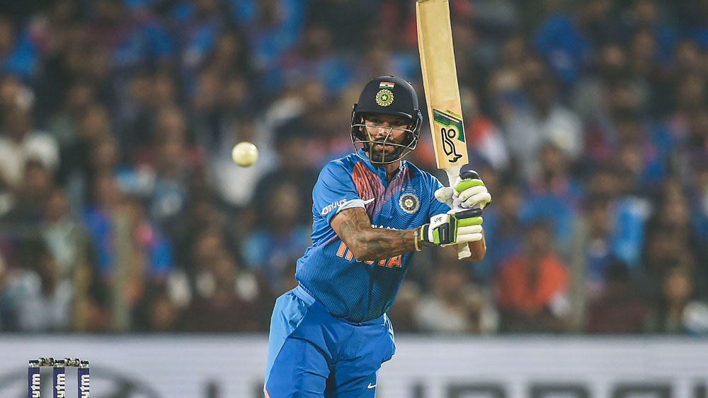 শিখর ধওয়ন চোট সারিয়ে ফিরে এসেছেন এবং শ্রীলঙ্কার বিরুদ্ধে পুণেয় শেষ টি-টোয়েন্টিতে আক্রমণাত্মক ব্যাটিং করেছেন। যা তাঁকে রোহিতের সঙ্গী ওপেনার হওয়ার লড়াইয়ে রেখেছে। ৩৪ বছর বয়সি এখনও পর্যন্ত খেলেছেন ৬১ টি-টোয়েন্টি। ২৮.৩৫ গড়ে করেছেন ১৫৮৮ রান। রয়েছ ১০ হাফ-সেঞ্চুরি।