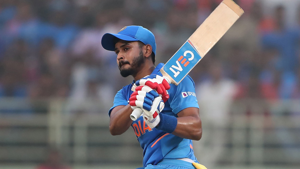 শ্রেয়াস আইয়ার চার নম্বরে নিজের জায়গা পাকা করে ফেলেছেন। ২৫ বছর বয়সি এখনও পর্যন্ত খেলেছেন ১৭ টি-টোয়েন্টি। ২২ গড়ে করেছেন ২৬৪ রান। পঞ্চাশ একটিই। সর্বাধিক ৬২। স্ট্রাইক রেট ১২৮.১৫। যেমন তুলে মারতে পারেন, তেমনই ইনিংস মেরামতের ক্ষমতাও রয়েছে শ্রেয়াসের।