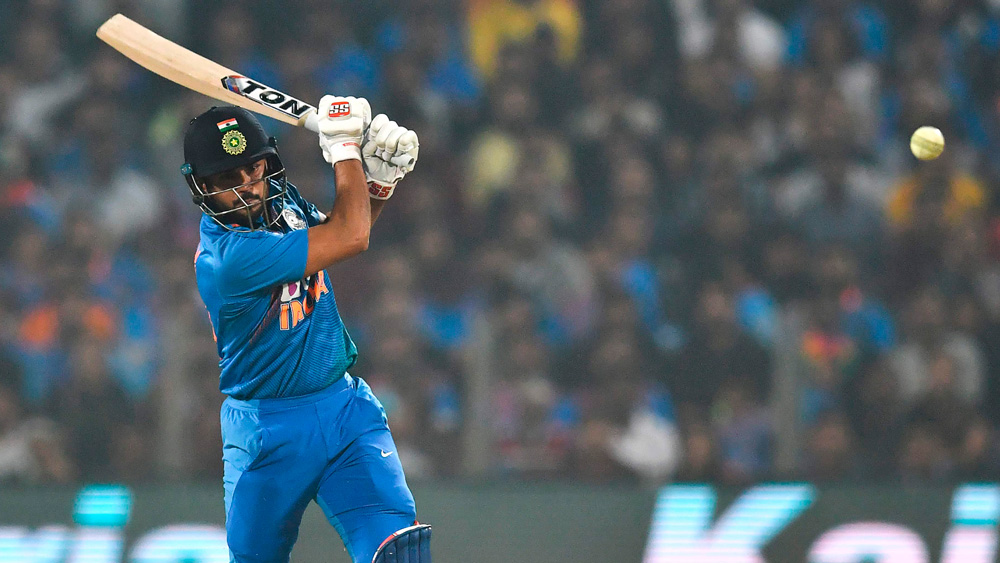 মণীশ পাণ্ডে সদ্য পুণেয় শ্রীলঙ্কার বিরুদ্ধে নিজেকে ফের চিনিয়েছেন। ৩০ বছর বয়সি দীর্ঘদিন রিজার্ভ বেঞ্চে বসে কাটিয়েছেন। তাই শুক্রবার সুযোগ কাজে লাগানো জরুরি ছিল তাঁর কাছে। এখনও পর্যন্ত ৩৩ টি-টোয়েন্টিতে ৪১.২০ গড়ে ৬১৮ রান করেছেন। রয়েছে দুটো পঞ্চাশ। সর্বাধিক অপরাজিত ৭৯। স্ট্রাইক রেট ১২৪.৫৯।