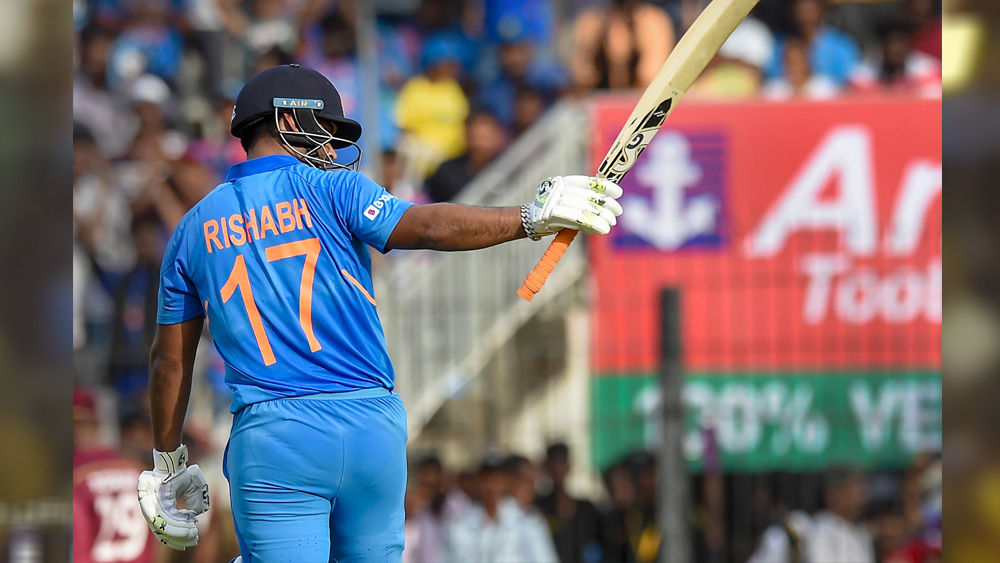 ঋষভ পন্থ আইপিএলে দারুণ খেলেই উঠে এসেছেন। ফলে কুড়ি ওভারের ক্রিকেটে তাঁর যথেষ্ট অভিজ্ঞতা রয়েছে। এখনও পর্যন্ত ২৮ টি-টোয়েন্টিতে সাতটা ক্যাচ ও চারটি স্টাম্পিং করেছেন তিনি। তবে ব্যাট হাতে গড় মাত্র ২০.৫০। করেছেন ৪১০ রান। যদিও স্ট্রাইক রেট ১২১.৬৬।