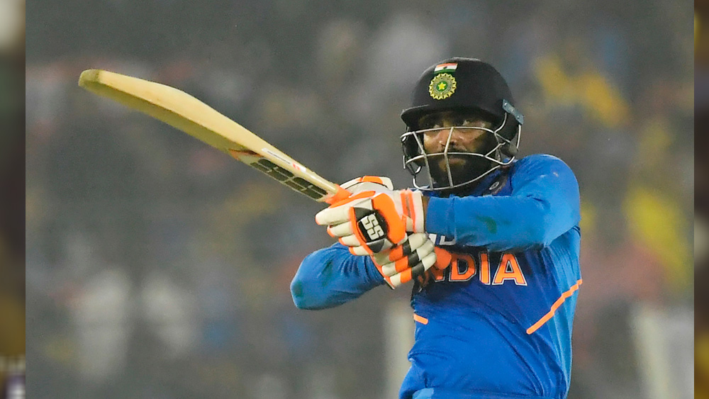 রবীন্দ্র জাডেজা ব্যাট-বল-ফিল্ডিংয়ে সত্যিকারের থ্রি-ডি ক্রিকেটার। তবে শ্রীলঙ্কার বিরুদ্ধে সিরিজে প্রথম এগারোয় জায়গা পাননি তিনি। এখনও পর্যন্ত ৪৬ টি-টোয়েন্টিতে ৩১.২২ গড়ে ৩৫ উইকেট নিয়েছেন বাঁ-হাতি স্পিনার। ইকনমি রেট ৭.১৮। স্ট্রাইক রেট ২৬।