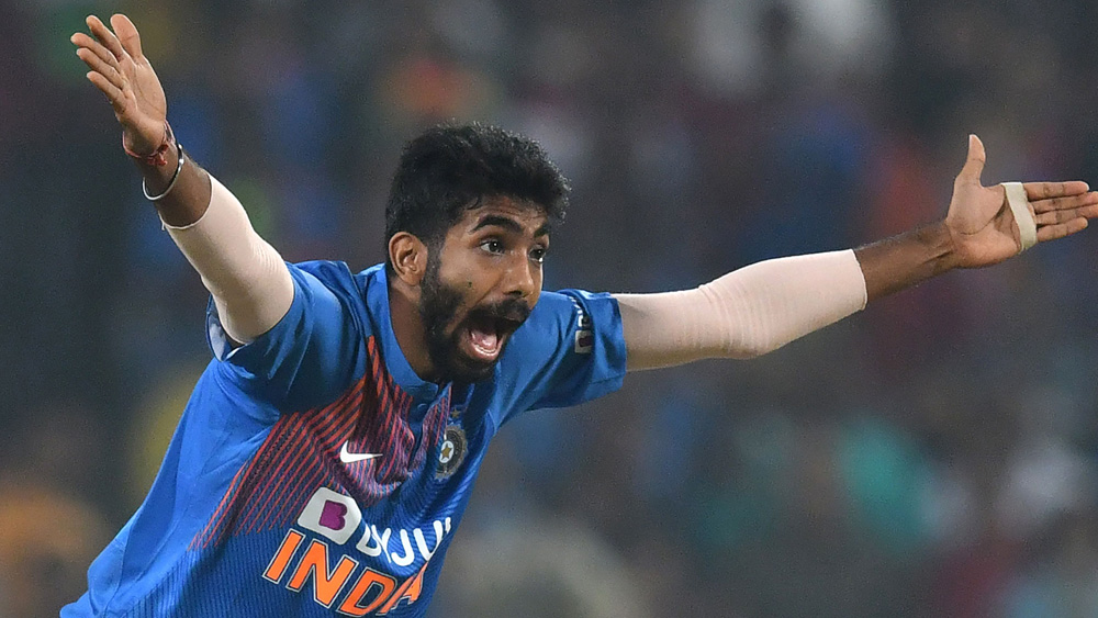 জশপ্রীত বুমরার উত্থান ঘটেছিল আইপিএল দিয়ে। তার পর আন্তর্জাতিক ক্রিকেটে নিজেকে চিনিয়েছেন ক্রমশ। ২৬ বছর বয়সি এখনও পর্যন্ত খেলেছেন ৪৫ টি-টোয়েন্টি। ২০.১১ গড়ে নিয়েছেন ৫৩ উইকেট। ইকনমি রেট ৬.৬৯। স্ট্রাইক রেট ১৮। ডেথ ওভারে তাঁর বৈচিত্র ভারতের বড় ভরসা।