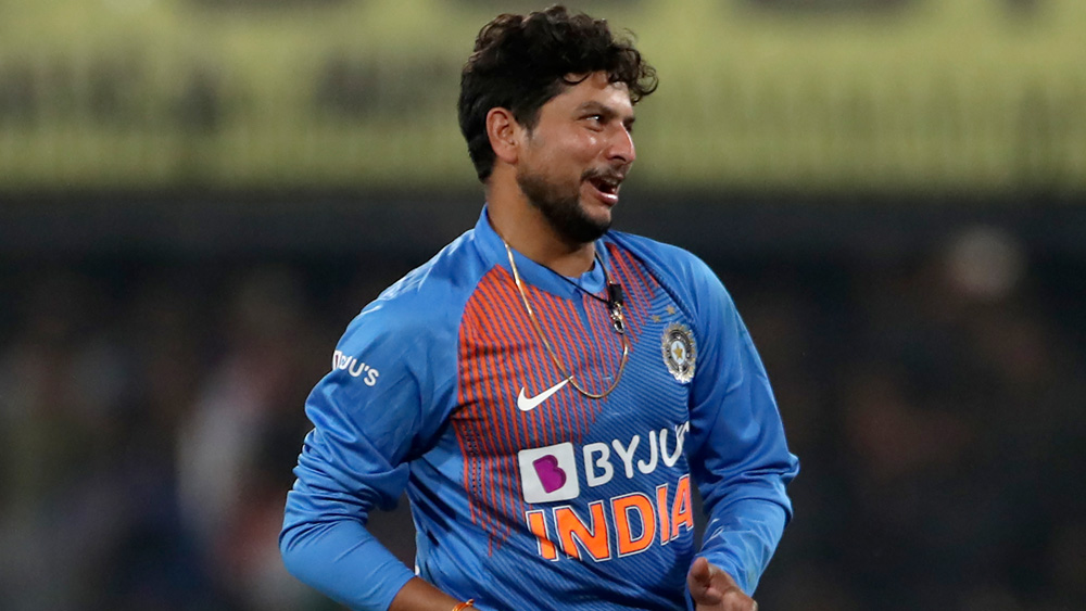 কুলদীপ যাদব মাঝের ওভারে তাঁর বৈচিত্রের জন্যই বিপক্ষের কাছে বিপজ্জনক। ২৫ বছর বয়সি চায়নাম্যান এখনও পর্যন্ত ২১ টি-টোয়েন্টি খেলেছেন। নিয়েছেন ৩৯ উইকেট। পাঁচ উইকেট নিয়েছেন এক বার। ২৪ রানে পাঁচ উইকেট তাঁর সেরা বোলিং। এই ফরম্যাটে কুলদীপের গড় ১৩.৭৬। ইকনমি রেট ৭.১১। স্ট্রাইক রেট ১১.৬।