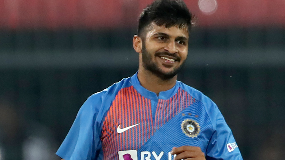 শার্দুল ঠাকুর সদ্য পুণেয় শ্রীলঙ্কার বিরুদ্ধে সিরিজের শেষ টি-টোয়েন্টিতে সেরা হয়েছেন। বল হাতে তাঁর বৈচিত্র ধাঁধায় রাখছে ব্যাটসম্যানকে। গতির হেরফের ঘটিয়ে নিচ্ছেন উইকেট। ব্যাট হাতেও মারমুখি। বলা হচ্ছে অলরাউন্ডার হয়ে ওঠার প্রতিশ্রুতি রয়েছে ২৮ বছর বয়সির মধ্যে। এখনও পর্যন্ত ১০ ম্যাচে ১৩ উইকেট নিয়েছেন তিনি।