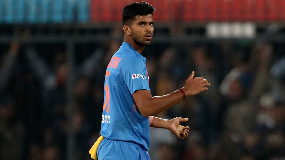 ওয়াশিংটন সুন্দর এখন ভারতীয় দলের অবিচ্ছেদ্য অংশ। পাওয়ারপ্লে-র ছয় ওভারের মধ্যে বল করার ক্ষমতা রয়েছে তাঁর। রান আটকাতে পারেন ২০ বছর বয়সি। এখনও পর্যন্ত ২১ টি-টোয়েন্টিতে ১৮ উইকেট নিয়েছেন তিনি। ইকনমি রেট মাত্র ৬.৮০। আর এখানেই তাঁর গুরুত্ব। পাশাপাশি, লোয়ার অর্ডারে ব্যাট করতেও পারেন।