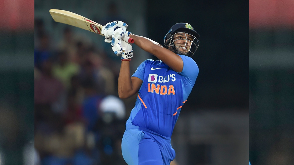 শিবম দুবে হলেন বোলিং অলরাউন্ডার। বড় শট খেলার ক্ষমতা রয়েছে তাঁর। ছয় মারতে সিদ্ধহস্ত। আবার মিডিয়াম পেসও কার্যকরী। ২০ বছর বয়সি এখনও পর্যন্ত আট টি-টোয়েন্টিতে চার ইনিংসে ৩২ গড়ে ৬৪ রান করেছেন। নিয়েছেন তিন উইকেট।