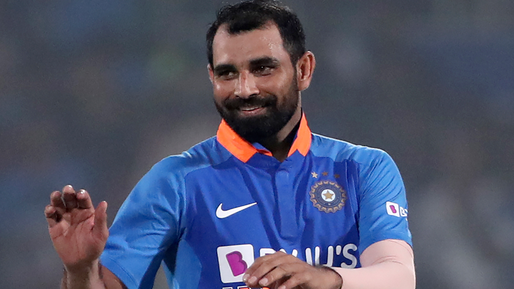 ভারতীয় পেস অ্যাটাককে আরও জোরাল করতে দলে রাখা হয়েছে মহম্মদ শামিকে। বল হাতে তাঁর কেরামতি তো দেখেইছেন দর্শকেরা, ব্যাট হাতেও স্লগ ওভারে কিন্তু চমক দিতে পারেন তিনি।