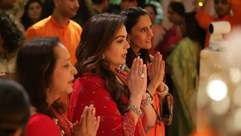 এর পর থেকেই শুরু হয় নীতার জীবনের সবচেয়ে কঠিন সময়। অনেক চিকিৎসকের পরামর্শ নেওয়ার পর নীতা এবং মুকেশ অবশেষে স্থির করেন আইভিএফ পদ্ধতিতে সন্তান নেওয়ার।