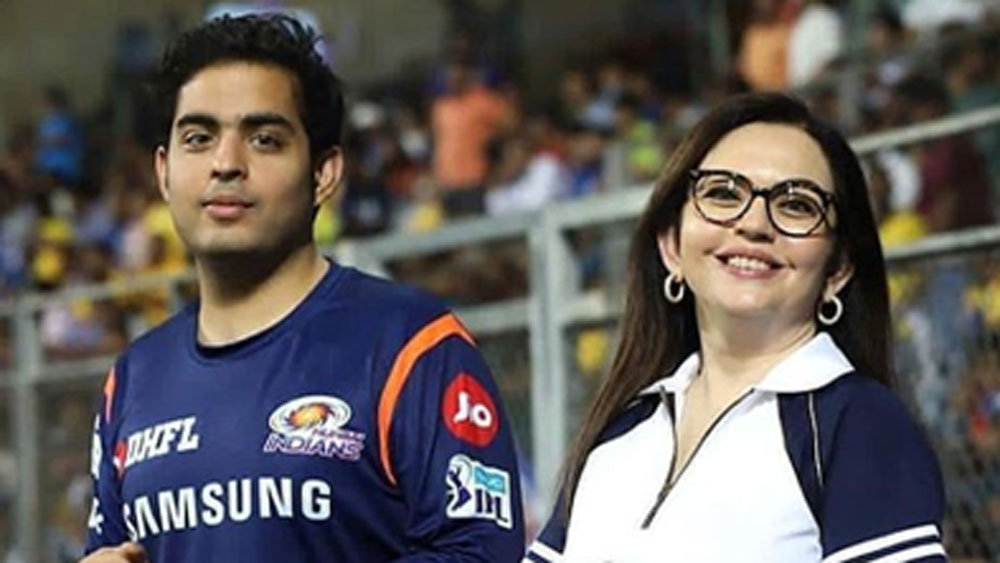 সুখটা দ্বিগুণ হয়ে এসেছিল নীতা-মুকেশের জীবনে। তাঁর গর্ভে যমজ সন্তান বড় হচ্ছিল ধীরে ধীরে। অনেক সাবধানতা ছিল। এই পুরো সময়টাই তাই চিকিৎসকের কথার এতটুকু নড়চড় করেননি তিনি।