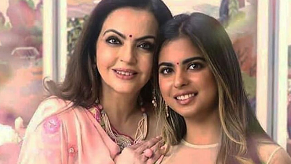 ঈশা বলেছিলেন, “আমি আর আমার ভাই আকাশ দুজনেই যমজ। আইভিএফ পদ্ধতিতে হয়েছি। বিয়ের সাত বছর পর আমাদের বাবা-মায়ের সন্তান হয়।”