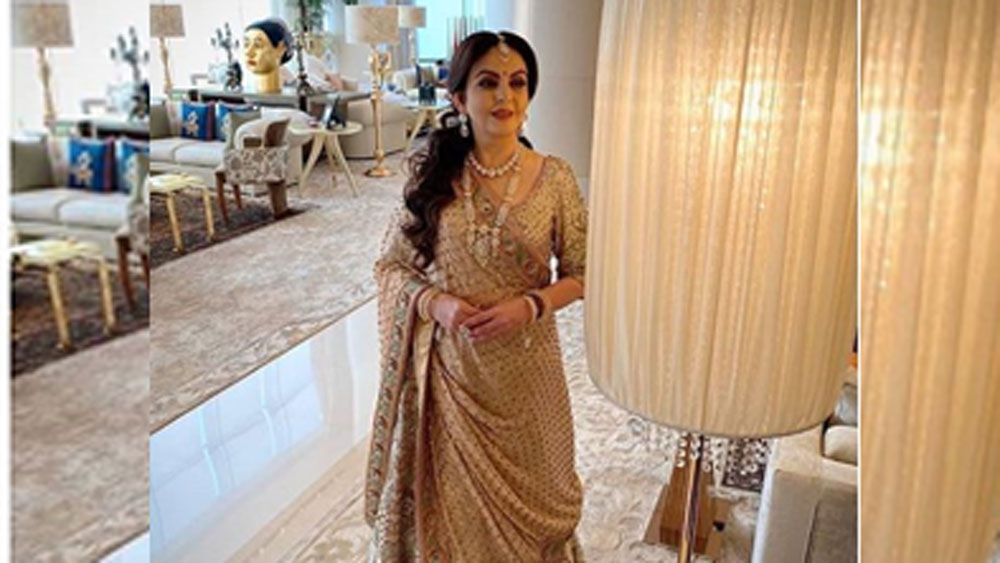 ঈশা এও জানান, সন্তানদের লালনপালনে যাতে কোনও অভাব থেকে না যায়, তার জন্য তাঁদের মা নীতা কাজ ছেড়ে দিয়েছিলেন। তাঁদের পাঁচ বছর বয়স হওয়ার পর ফের কাজে যোগ দেন নীতা।