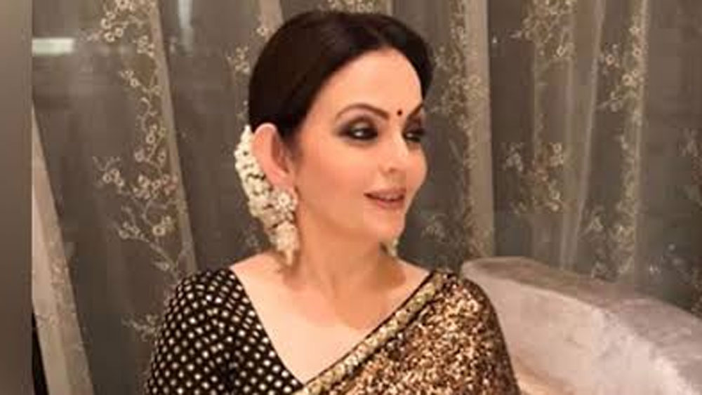 নিজের সংসারের প্রতি কতটা যত্নশীল নীতা? তিনি আজও সুন্দর ভাবে কাজ এবং সংসার সামলে চলেছেন। নীতা তাই তাঁর ছেলেমেয়েদের চোখে ‘টাইগার মম’।