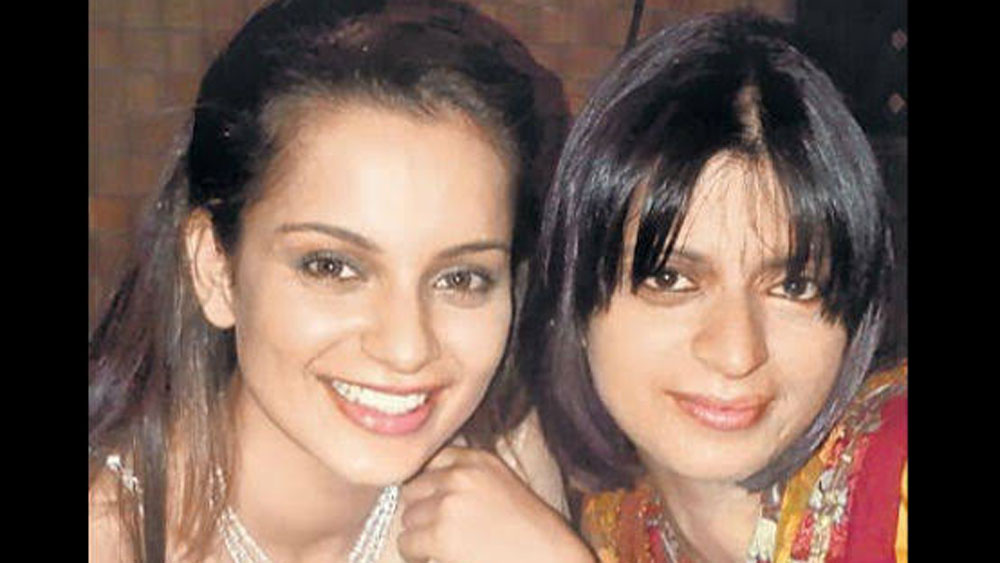 মাসের পর মাস আয়নায় নিজের দিকে তাকাতে পারতেন না তিনি। বাবা-মাও তাঁর মুখের দিকে তাকিয়ে কথা বলতেন না। আত্মীয়েরাও তাঁকে দেখে ভয় পেতে শুরু করেন।