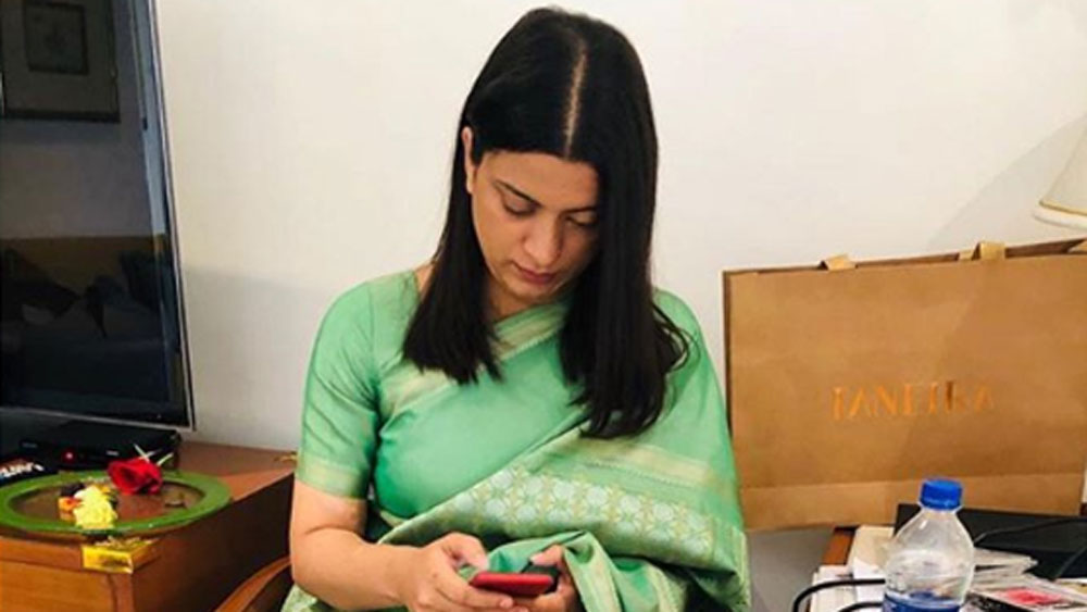 এটা জানতে পারার পর থেকে কলেজে টেকা দায় হয়ে পড়ে রঙ্গোলির। সেই বন্ধু অত্যধিক উত্যক্ত করতে শুরু করেন তাঁকে। তাঁকে বিয়ের জন্য জোরাজুরি করতে শুরু করেন।