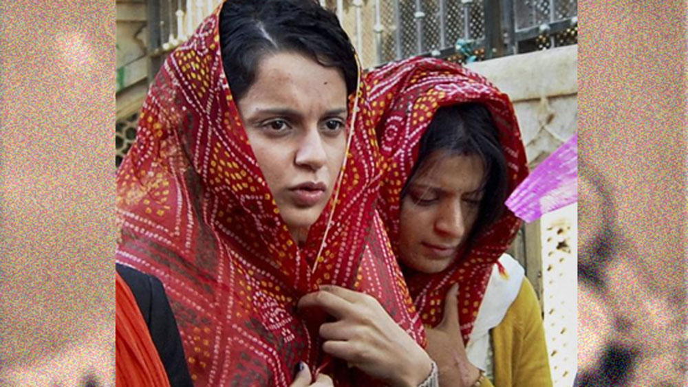 ছেলেটি তাঁকে জানিয়েছিল, রঙ্গোলির জন্য একটা কুরিয়ার আছে, তাই তাঁকে একটু ডেকে দিতে হবে। রঙ্গোলি যেই মুহূর্তে দরজায় আসেন, মুহূর্তে একটা বড় মগ ভর্তি এক লিটার অ্যাসিড রঙ্গোলির মুখে ছিটিয়ে দেয় সে।