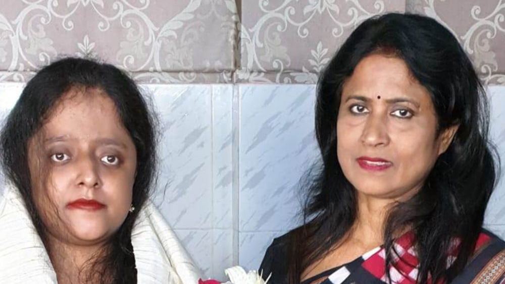 দৃষ্টিশক্তি ফিরিয়ে আনার জন্য অস্ত্রোপচার করা হয়। কিন্তু চোখের আলো তো ফিরে আসেইনি, উপরন্তু তপস্বিনী সম্পূর্ণ দৃষ্টিহীন হয়ে যান। তাঁর বাড়ির লোকের অভিযোগ, চিকিৎসকের গাফিলতিতেই এই পরিণতি।