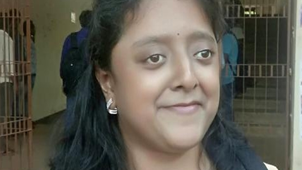 ছোট থেকেই ক্লাসে প্রথম ছাড়া কোনওদিন দ্বিতীয় হননি তপস্বিনী। তাঁর বাবা চেয়েছিলেন, দৃষ্টিশক্তির অনুপস্থিতি যেন মেধাবীকন্যার এগিয়ে যাওয়ার পথে কোনও বাধা সৃষ্টি করতে না পারে।