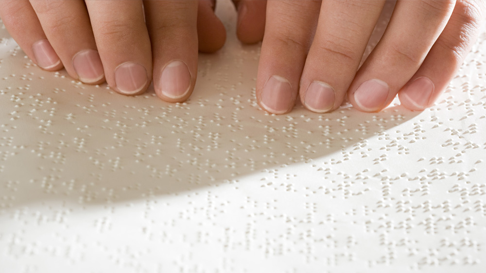 ছাড়তে হল ডিএভি স্কুল। তপস্বিনী ভর্তি হলেন দৃষ্টিশক্তিহীন ছাত্রছাত্রীদের বিশেষ স্কুলে। শুরু হল নতুন যুদ্ধ। ব্রেইল পদ্ধতিকে হাতিয়র করেই সেই যুদ্ধে জয়ী হলেন তিনি। দশম ও দ্বাদশ শ্রেণির চূড়ান্ত পরীক্ষার পরে স্নাতক স্তর। সব পরীক্ষায় তপস্বিনীর ফল তাক লাগিয়ে দেওয়ার মতো।