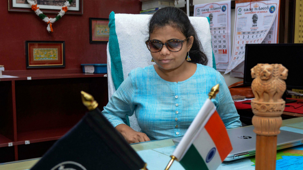 তবে এখানেই থেমে যেতে চান না তপস্বিনী। তাঁর স্বপ্ন ইউপিএসসি-তে সাফল্য। তাঁর আদর্শ দেশের প্রথম দৃষ্টিহীন আইএএস অফিসার প্রাঞ্জল পাতিল। ২০১৮ সালের ইউপিএসসি পরীক্ষায় সফল প্রাঞ্জল এখন তিরুঅনন্তপুরমের সাব কালেক্টর।