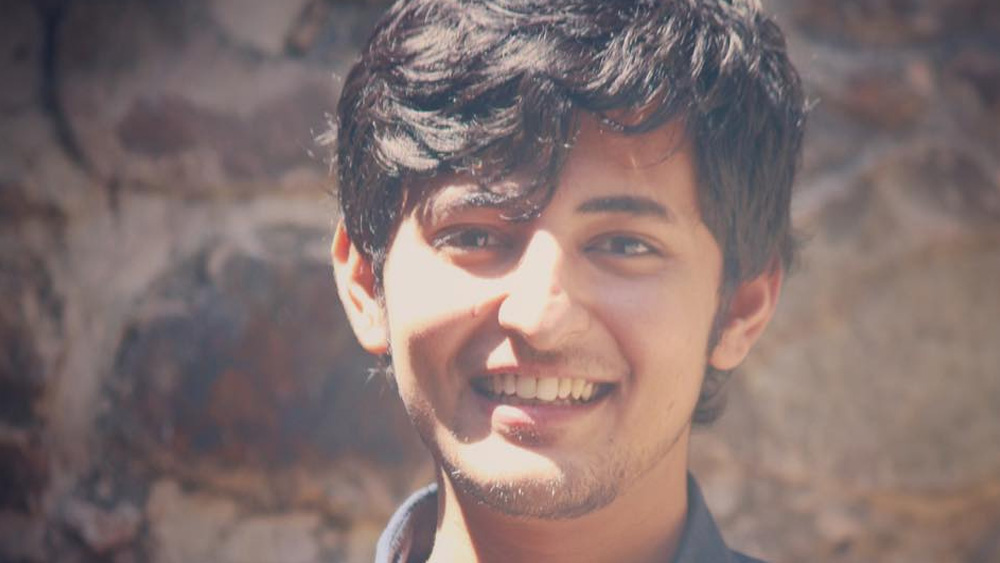 দর্শনের জন্ম ১৯৯৪-এর ১৮ অক্টোবর, গুজরাতের আমদাবাদে। তাঁর বাবা রাজেন্দ্র রাভাল একজন লেখক। মা, রাজল গৃহবধূ। আমদাবাদের শ্রী স্বামীনারায়ণ গুরুকুল থেকে পড়াশোনা করেন দর্শন।