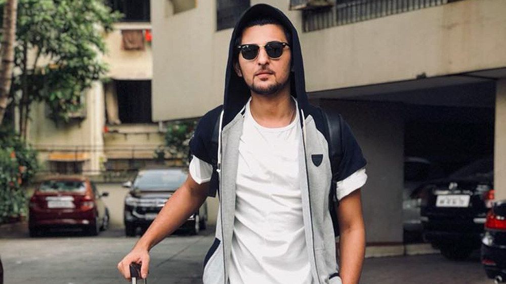 ছোটবেলায় আবাসিক স্কুলে থাকার সময় দর্শনের বাড়ির জন্য খুব মনখারাপ করত। মনখারাপ হলেই তিনি স্কুলের মিউজিক রুমে গিয়ে চুপ করে বসে থাকতেন। সে সময় বন্ধুরা হয়তো সাঁতার কাটতে যেত। অথবা ঘোড়সও‌য়ারি করত। কিন্তু দর্শনের ভাল লাগত গান শুনতে। সুরের ছন্দে মনখারাপ ধীর ধীরে কমে যেত।