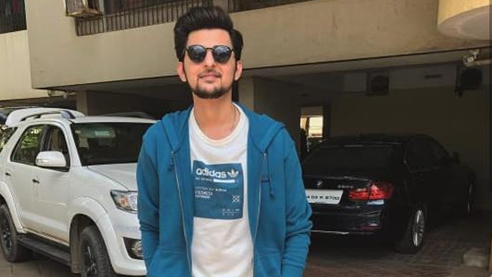 মনখারাপের ওষুধ হিসেবেই গানের প্রতি ভালবাসা। সে ভাবে প্রশিক্ষণ নেওয়া হয়নি কোনওদিন। স্কুলের পরে দর্শন ভর্তি হয়েছিলেন ইঞ্জিনিয়ারিং-এ। কিন্তু ক’দিনেই বুঝলেন ওই কাজ তাঁর জন্য নয়। কলেজের পড়াশোনাতেও তথৈবচ অবস্থা। শেষে ইঞ্জিনিয়ারিং ছেড়ে বরাবরের জন্য চলে এলেন গানের দুনিয়ায়।