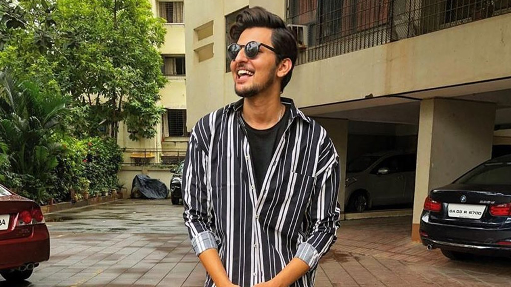 ভাল লাগে সোনু নিগম, অরিজিৎ সিংহের গান। কিন্তু গান করার সময় তিনি সবসময় চান ‘দর্শন রাভাল’ হতে। বজায় রাখতে চান নিজস্বতা। সঙ্গে চলে গান লেখা এবং সুর দেওয়ার কাজও। তাঁর গান ইউটিউবে শুনে একজন রিয়েলিটি শো ‘ইন্ডিয়াজ র’স্টার’-এর কথা জানান।