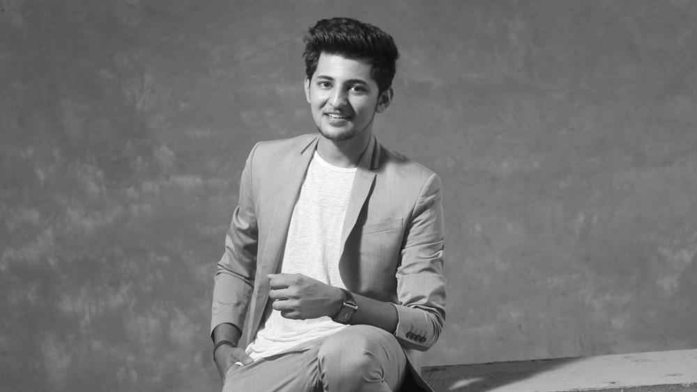 ২০১৪ সালেই প্রথম ছবিতে গানের সুযোগ। গুজরাতি ছবি ‘হুইস্কি ইজ রিস্কি’-তে তাঁর গান প্রশংসিত হয়। সে বছরই দর্শন বলিউডে প্রথম গান করেন। হিমেশ রেশমিয়ার সুরে ‘প্রেম রতন ধন পায়ো’ তাঁর হিন্দি ছবিতে প্রথম প্লেব্যাক। দর্শন গেয়েছিলেন ‘যব তুম চাহো’ গানটি।