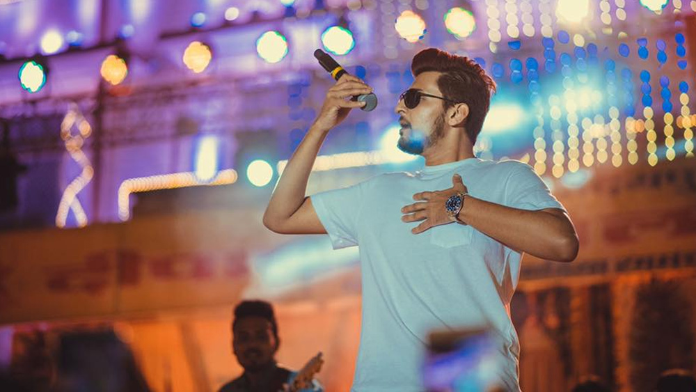 জনপ্রয়িতার ধারা বজায় আছে এ বছরেও। ‘এক লেড়কি কো দেখা তো অ্যায়সা লগা’ ছবিতে দর্শনের গান এখন জনপ্রিয়তার প্রথমসারিতে। সারা বছর অনুষ্ঠানের আমন্ত্রণ। দর্শন এখন বলিউডের ব্যস্ত গায়কদের মধ্যে অন্যতম।