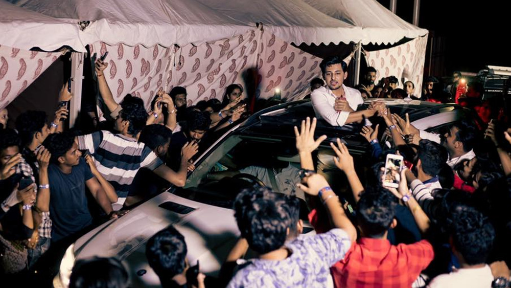 আকাশছোঁয়া খ্যাতির পরেও দর্শন তাঁর ‘ডাউন টু আর্থ’ ইমেজ ধরে রেখেছেন। সহজেই তাঁর নাগাল পেতে পারেন অনুরাগীরা। অটোগ্রাফ থেকে সেলফি, ভক্তদের নিরাশ করেন না চব্বিশ বছর বয়সী এই তারকা।