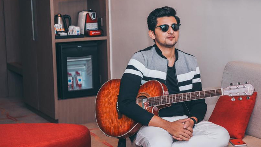 গানের পাশাপাশি আছে বাজনার শখও।দর্শন গিটার বাজাতে ভালবাসেন। তবে গানের মতো এখানেও তাঁর প্রথাগত শিক্ষা নেই। ইউ টিউব দেখে গিটার বাজাতে শিখেছেন দর্শন। আর ভালবাসেন বেড়াতে যেতে, বাড়িতে থাকলে পোষ্য কুকুরের সঙ্গে সময় কাটাতে।