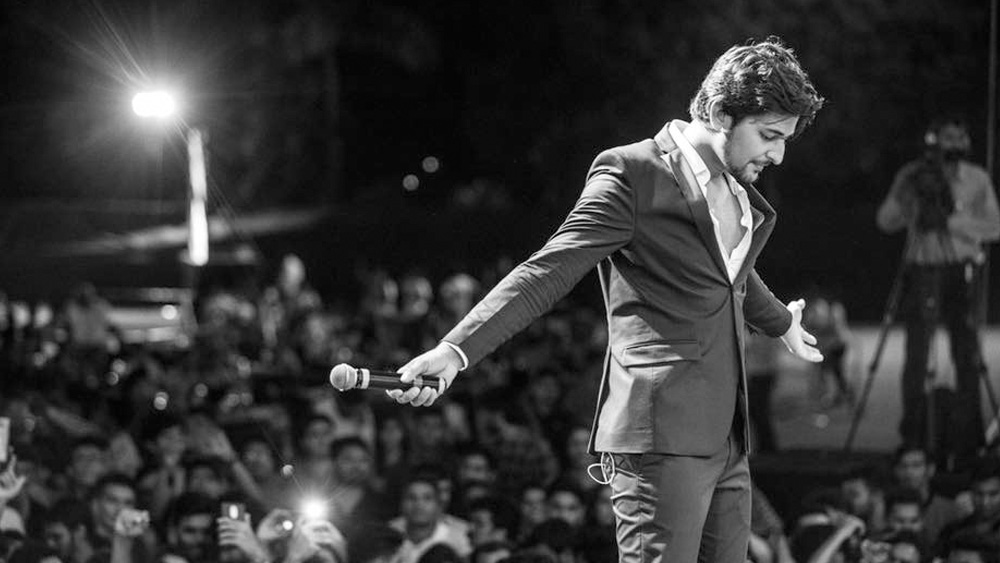 এখনও নিজের কেরিয়ারকে একটা যাত্রাপথ হিসেবেই দেখতে পছন্দ করেন দর্শন। নির্দিষ্ট কোনও লক্ষ্য নেই। গান গাইতে গাইতে, নিত্যনতুন লোকজনের সঙ্গে আলাপ করাতেই এই তরুণ তুর্কীর পথ চলার আনন্দ।    (ছবি: ফেসবুক)