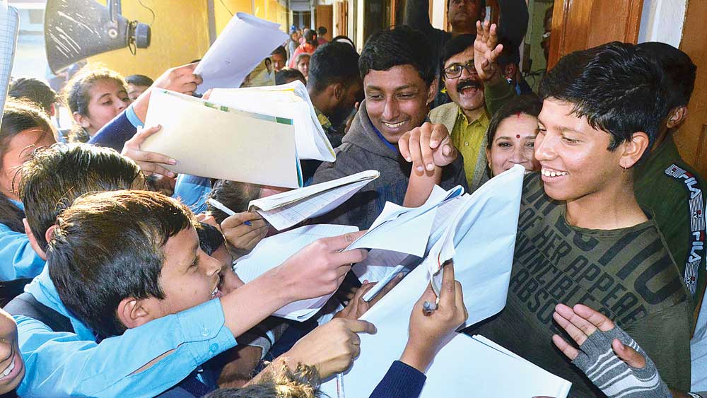 আবদার: রিচাকে সামনে পেয়ে সই পেতে হুড়োহুড়ি রিচার স্কুলের পড়ুয়াদের। সোমবার শিলিগুড়িতে। ছবি: বিশ্বরূপ বসাক 