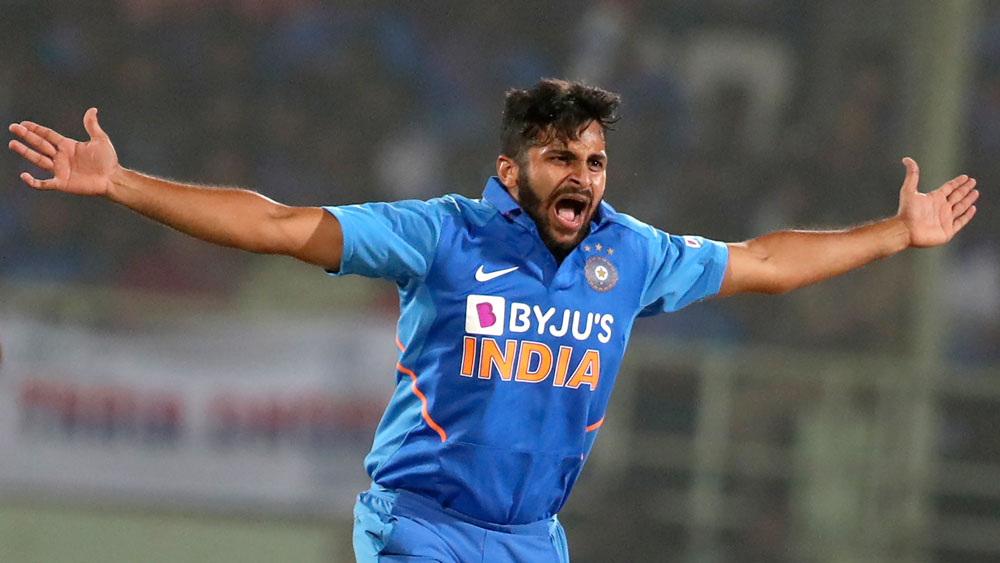 শার্দুল ঠাকুর— শ্রীলঙ্কার বিরুদ্ধে টি টোয়েন্টি সিরিজে শার্দুল ঠাকুর ভাল বোলিং করেছেন। ডেথ ওভারে ভয়ঙ্কর হয়ে উঠতে পারেন শার্দুল ঠাকুর। বুমরা ফিরেছেন দলে। অস্ট্রেলিয়ার বিরুদ্ধে সিরিজে বুমরাকে পাশে পেয়ে আরও বিপজ্জনক হয়ে উঠবেন শার্দুল, এ কথা বলাই বাহুল্য।