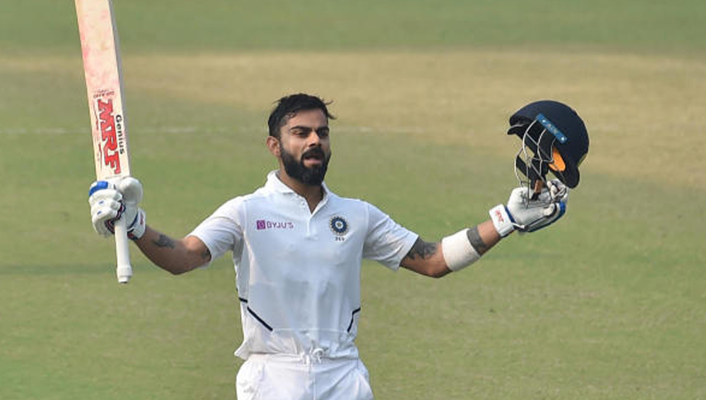 বিরাট কোহালি: ওয়ান ডে-র মতো আইসিসি-র বর্ষসেরা টেস্ট দলেরও অধিনায়ক বিরাট কোহালি। টেস্টে ইতিমধ্যেই ২৭ সেঞ্চুরি করে ফেলেছেন বিশ্বের অন্যতম সেরা এই ব্যাটসম্যান। টেস্টে গড় প্রায় ৫৫। এই দলের চার নম্বরে থাকছেন তিনি।