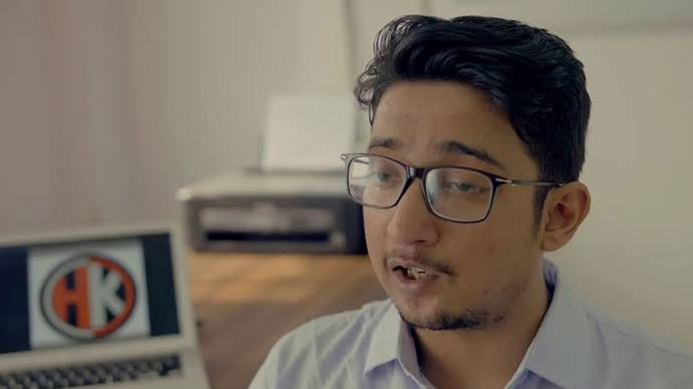 বিভিন্ন ওয়েব সাইট, ইউটিউব এবং অনলাইন প্রশিক্ষণ নিয়ে ওয়েব ডেভেলপমেন্ট শেখেন তিনি। ব্যক্তিগত চেষ্টায় জেনে ফেলেন কোডিংয়ের খুঁটিনাটি।