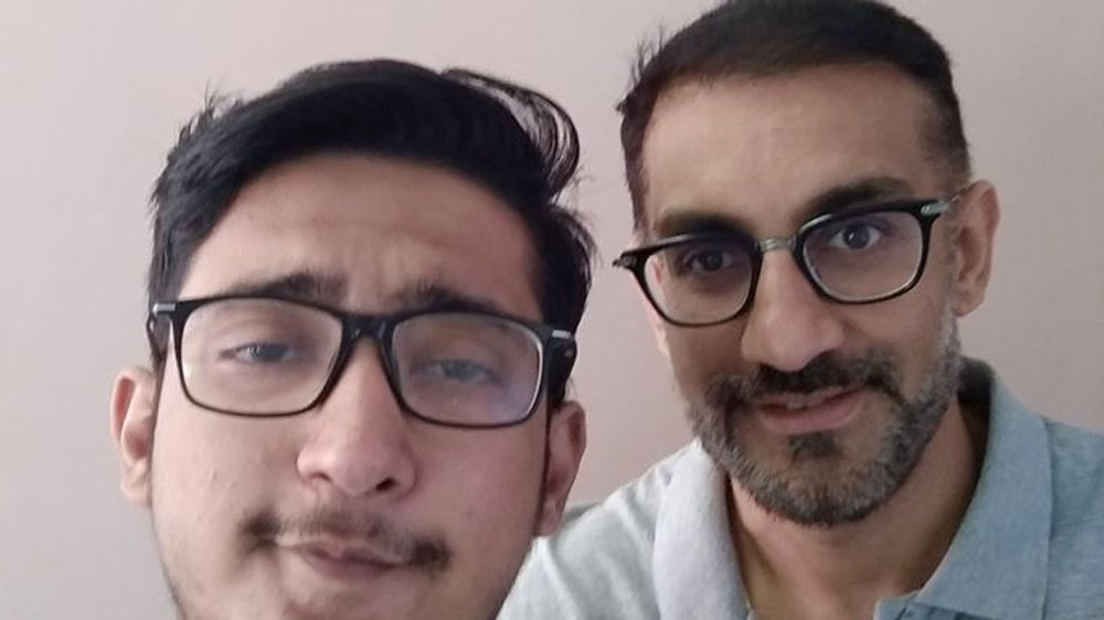 ওয়েবসাইট ডিজাইন করে এমন একটা সফটওয়্যার নিজের কম্পিউটারে ইনস্টল করে ফেলেন। কিন্তু তাতে কপিরাইটের সমস্যা ছিল। আর হুসেন বেআইনি ভাবে কিছু করতে চাইছিলেন না।